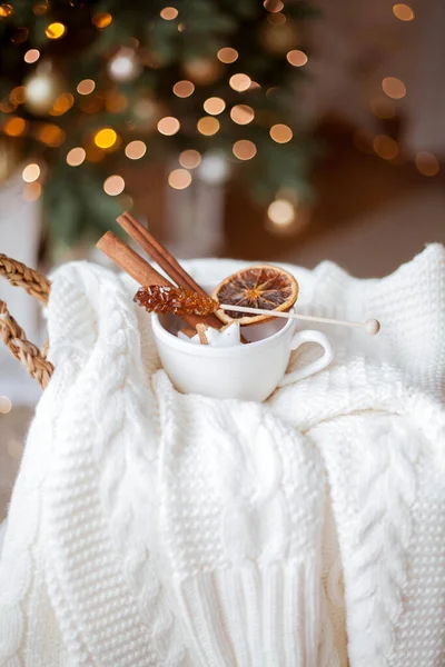 Weidenkorb Strickpullover Getrocknete Zitrusfrüchte Zimtstangen Weihnachtsplätzchen Weihnachtsbeleuchtung Gemütlich Winter — Stockfoto