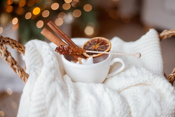 Weidenkorb Strickpullover Getrocknete Zitrusfrüchte Zimtstangen Weihnachtsplätzchen Weihnachtsbeleuchtung Gemütlich Winter — Stockfoto