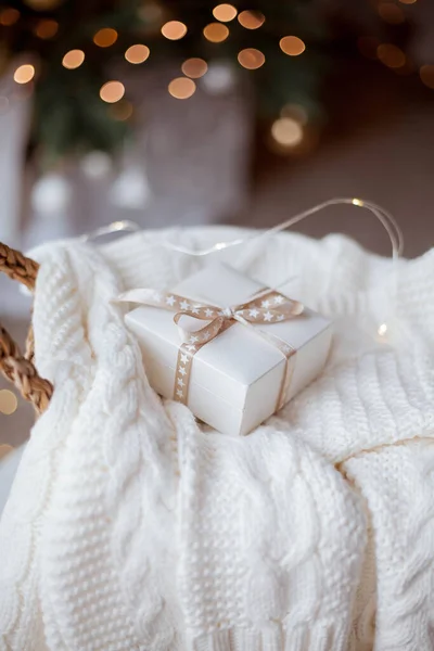 Piccola Confezione Regalo Bianca Con Nastro Maglione Lavorato Maglia Cesto — Foto Stock