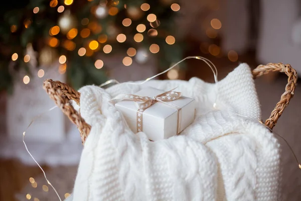 Piccola Confezione Regalo Bianca Con Nastro Maglione Lavorato Maglia Cesto — Foto Stock