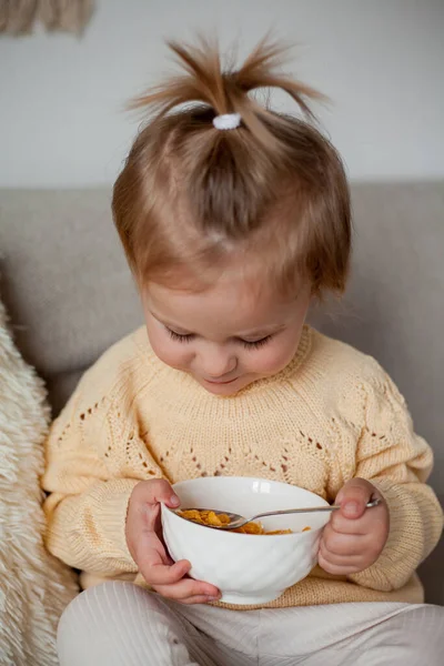 Een Schattig Klein Meisje Van Jaar Oud Een Gezellig Gebreide — Stockfoto