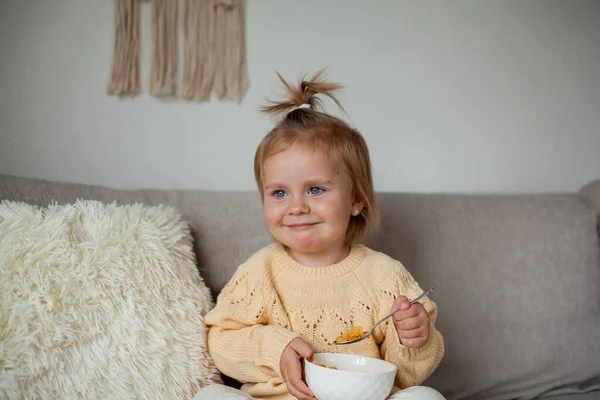 Una Graziosa Bambina Anni Accogliente Maglione Maglia Sta Facendo Colazione — Foto Stock