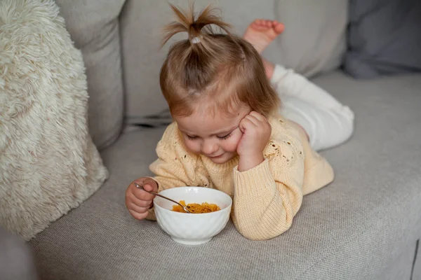 Een Schattig Klein Meisje Van Jaar Oud Een Gezellig Gebreide — Stockfoto