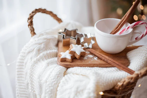 Weihnachtsdekor Becher Weihnachtsbonbons Weihnachtsplätzchen Strickpullover Weidenkorb Vor Dem Hintergrund Eines — Stockfoto