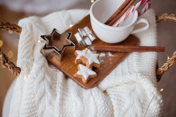 Weihnachtsdekor Becher Weihnachtsbonbons Weihnachtsplätzchen Strickpullover Weidenkorb Vor Dem Hintergrund Eines — Stockfoto