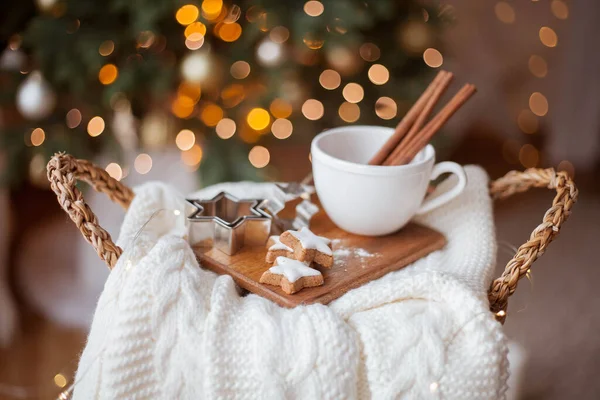 Weihnachtsdekor Becher Weihnachtsbonbons Weihnachtsplätzchen Strickpullover Weidenkorb Vor Dem Hintergrund Eines — Stockfoto