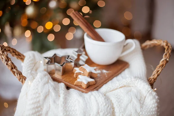 Weihnachtsdekor Becher Weihnachtsbonbons Weihnachtsplätzchen Strickpullover Weidenkorb Vor Dem Hintergrund Eines — Stockfoto