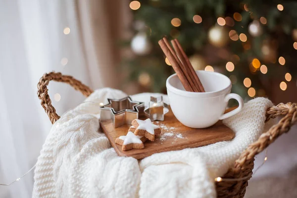 Świąteczny Wystrój Kubek Świąteczne Cukierki Świąteczne Ciasteczka Dziany Sweter Wiklinowy — Zdjęcie stockowe