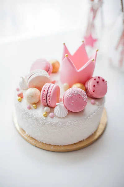 Beau Gateau Pour Une Fille Avec Un Decor Couronne De Mastic Macarons Anniversaire Decoration Traditionnel Stock Photo