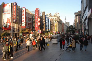Nanjing Yolu Şangay, Çin 'de Nanjing Yolu (Nanjing Lu) Şangay' da işlek bir alışveriş caddesidir. Doğu, Şangay 'da Nanjing Yolu boyunca Asya ve Batı dükkanlarıyla buluşuyor..