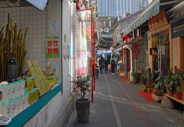 中国上海天津开发区 天津开发区是上海的一个小巷区 以工艺商店 咖啡店 艺术工作室和狭窄的小巷而闻名 上海购物 — 图库照片
