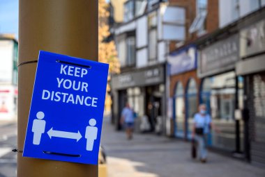 Bromley (Büyük Londra), Kent, İngiltere. Coronavirüs salgını sırasında Bromley High Caddesi 'ndeki tabelanızı koruyun. Odak noktasını imzala, arkaplan bulanık. 