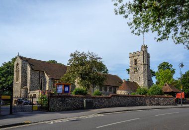 Bromley (Büyük Londra), Kent, İngiltere. St. Peter & St. Paul Kilisesi, Bromley kilisesi. Yoldan kilisenin geniş görüşü. 