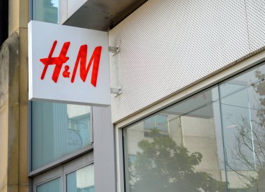 Bromley (Büyük Londra), Kent, İngiltere. Bromley High Caddesi 'ndeki H & M mağazası tabelası. Kırmızı ışıklandırılmış H & M işareti. 
