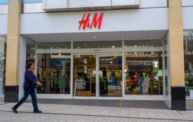 Bromley (Büyük Londra), Kent, İngiltere. Bromley High Caddesi 'ndeki H & M mağazası. Bulanık yaya geçidi var. Pencerelerinde yansımalar olan H & M dükkanı. 
