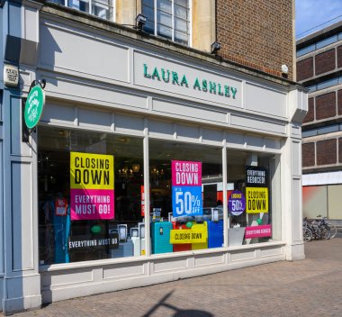 Bromley (Büyük Londra), Kent, İngiltere. Bromley Lisesi 'ndeki Laura Ashley mağazasında Laura Ashley logosu görünüyor. Dükkan kapanış satışı yapıyor.. 