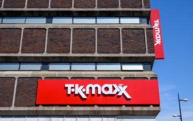 Bromley (Büyük Londra), Kent, İngiltere. Bromley High Caddesi ve Ringers Yolu 'ndaki TK Maxx mağazası TK Maxx logosunu gösteriyor. Sadece bina ve TK Maxx imzaları.. 