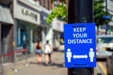 Bromley (Büyük Londra), Kent, İngiltere. Coronavirus salgını sırasında Bromley High Caddesi 'nin güney ucundaki tabelanızı koruyun. Odak noktasını imzala, arkaplan bulanık. 