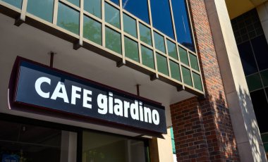 Bromley (Büyük Londra), Kent, İngiltere. Bromley 'deki Elmfield Yolu' ndaki Cafe Giardino tabelası. Cafe Giardino 'nun bu şubesi Glades alışveriş merkezinin girişinde..