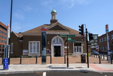 Bromley (Büyük Londra), Kent, İngiltere. A21 Tweedy Yolu 'ndaki Bromley Kuzey Tren İstasyonu. Güney Demiryolu tabelası ve Ulusal Demiryolu logosuyla. 