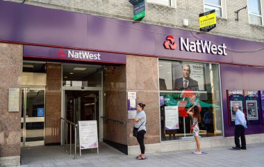 Bromley (Büyük Londra), Kent, İngiltere. Müşteriler, Coronavirus salgını sırasında Bromley 'deki NatWest Bankası' nın önünde kuyruğa girdiler.. 