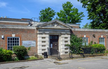 Bromley (Büyük Londra), Kent, İngiltere. Bromley Bölge Mahkemesi. Mahkemeye girişi gösterir.