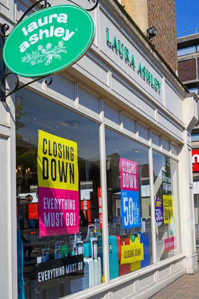 Bromley (Büyük Londra), Kent, İngiltere. Bromley Lisesi 'ndeki Laura Ashley mağazasında Laura Ashley logosu görünüyor. Dükkan kapanış satışı yapıyor.. 