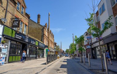 Bromley (Büyük Londra), Kent, İngiltere. Bromley 'de restoranları ve perakende mağazaları olan Doğu Caddesi alışveriş caddesi. Yayalar doğu caddesinde yürüyor..