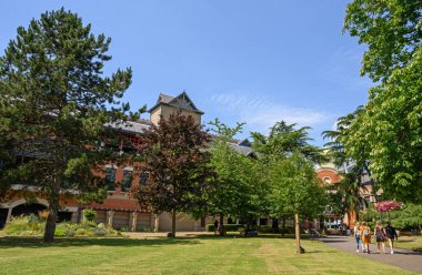 Bromley (Büyük Londra), Kent, İngiltere. Bromley 'deki Glades Alışveriş Merkezi yakınlarında Queens Gardens. Bir grup insan alışveriş merkezine doğru yürüyor.. 