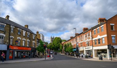 Beckenham (Büyük Londra), Kent / UK. Thornton 's Corner' daki Beckenham High Caddesi. St. George Kilisesi 'ne doğru kuzeye bakıyor. Dükkanları ve restoranları olan ana cadde.