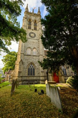 Beckenham (Büyük Londra), Kent / UK. Beckenham 'daki Aziz George Kilisesi. Kare kilise kulesi ve mezar taşları olan kilise avlusu. Beckenham 'daki bir İngiliz Kilisesi..