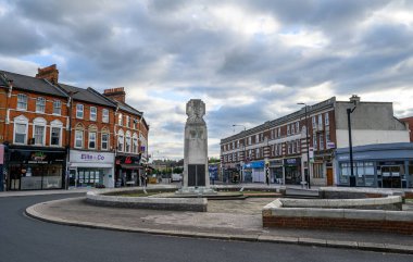 Beckenham (Büyük Londra), Kent / UK. Beckenham savaş anıtı High St. 'in batı ucunda. Anıt Beckenham 'ın iki dünya savaşında ölen kadın ve erkeklerini anmaktadır..