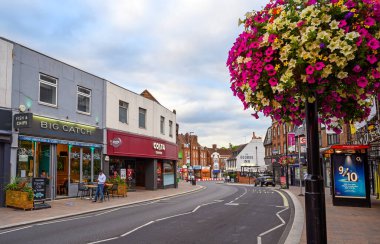 Beckenham (Büyük Londra), Kent / UK. Tarihi George Inn manzaralı Beckenham High Caddesi boyunca doğuya bakıyor. Beckenham 'daki dükkanları ve kafeleri olan ana caddenin genel manzarası.