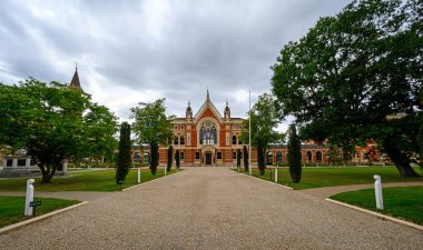 Dulwich Koleji, Büyük Londra / İngiltere. Dulwich Koleji erkek okulu. Büyük Salon 'u (Barry Binaları' ndan biri) ve okul alanını geniş açıdan görebiliriz. Dulwich güney Londra 'da..