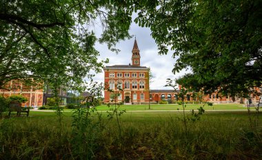 Dulwich Koleji, Büyük Londra / İngiltere. Dulwich Koleji erkek okulu. Ağaçların arasından görünen saat kulesiyle güney bloğu (Barry Binalarından biri) manzarası. Dulwich güney Londra 'da..