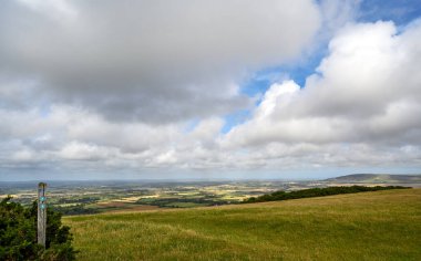 South Downs Ulusal Parkı, Sussex, İngiltere Firle Beacon yakınlarında. Güney Downs Yolu 'ndan Weald' ın üzerindeki işaret ve görüşler. South Downs Yolu, aylaklar arasında popüler olan ulusal bir patikadır..