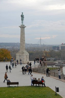 Belgrad Sırbistan 'da. Pobednik veya The Victor, Sırbistan 'ın Osmanlı ve Avusturya-Macaristan İmparatorluklarına karşı kazandığı zaferin anısına dikilmiş bir anıt. Belgrad Kalesi yakınlarındaki Kalemegdan Parkı 'nda..