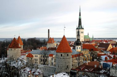Eski Tallinn Kasabası, Estonya 'ya bakın. Eski binaları ve sokakları gösteriyor. Yüksek kule Aziz Olaf Kilisesi 'dir ve eski Tallinn şehir duvarının bir kısmı görülebilmektedir..
