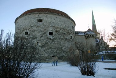 Tallinn, Estonya 'daki Şişko Margaret Kulesi ya da Paks Margareeta. Şişko Margaret Kulesi Tallinn Eski Kasabası 'nın savunma duvarının bir parçasıdır ve Estonya Deniz Müzesi' ne ev sahipliği yapar.