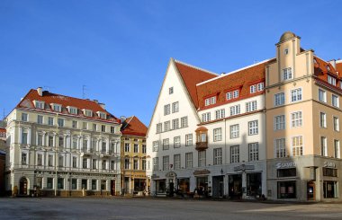 Tallinn, Estonya 'nın başkenti. Town Hall Meydanı 'ndaki renkli eski binalar ya da Tallinn' deki Raekoja Platz. Bu dükkanlar ve restoranlar Tallinn Eski Kasabası 'nın merkezindeki belediye binasına yakındır..