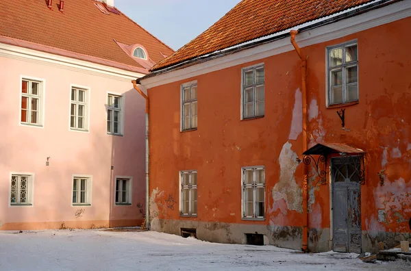 Dwa Kolorowe Stare Domy Tallinie Estonii Jeden Budynek Jest Różowy — Zdjęcie stockowe