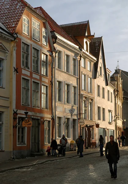 Edificios Coloridos Sol Tarde Largo Antigua Calle Empedrada Kullassepa Tallin — Foto de Stock