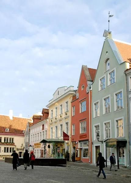 エストニアの首都タリン タリンのタウンホール広場やRaekoja広場のカラフルな古い建物 これらの店やレストランはタリン旧市街中心部の市庁舎の近くに位置しています — ストック写真