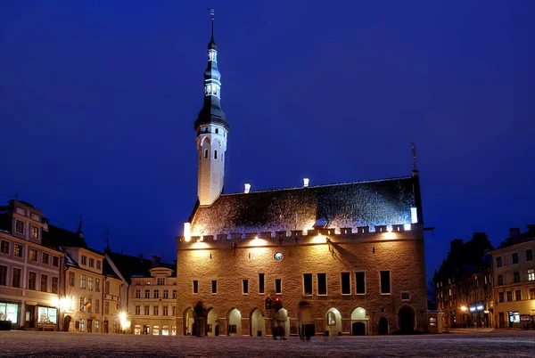 エストニアの首都タリン タリンタウンホールスクエアまたはRaekoja広場で夜 この古い建物は600年以上の歴史があり タリン旧市街の中心部に位置しています — ストック写真