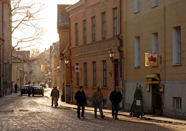 Tallin Stolica Estonii Brukowana Ulica Starym Mieście Tallinie Zimie Ludzie — Zdjęcie stockowe