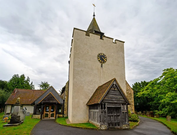 イギリスのケント州オットフォードにある聖バーソロミュー教会 教会には時計と尖塔を持つ正方形の塔があります オットフォードの聖バーソロミュー教会は グレード1のリストされている建物です — ストック写真