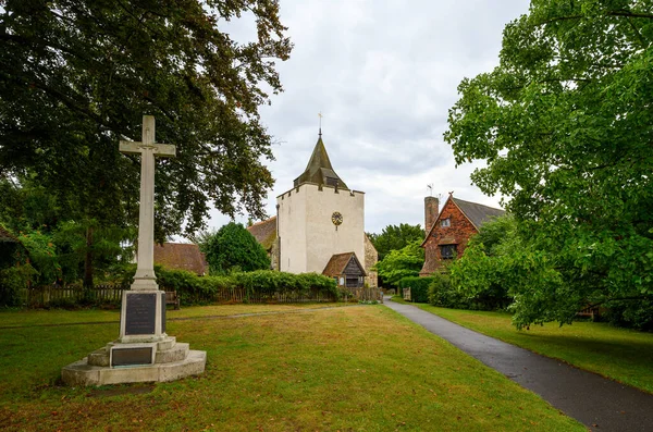 セント バーソロミュー教会 Bartholomew Church イギリスケント州オットフォードにある戦争記念碑 教会には広場の塔と尖塔があります オットフォードの聖バーソロミュー教会は グレード1のリストされている建物です — ストック写真