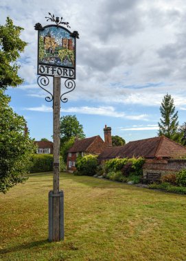 Otford, Kent, İngiltere 'deki Otford Köyü tabelası. Tabela köy göletinin yakınındaki bir çimenlik alanda. Rezidans dönemi geride kaldı. Otford 'da bir sürü eski ev var..