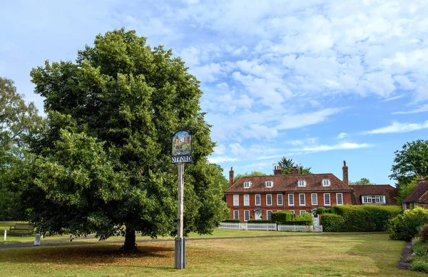 Otfords Byskylt Otford Kent Storbritannien Skylten Ett Gräsområde Nära Bydammen — Stockfoto