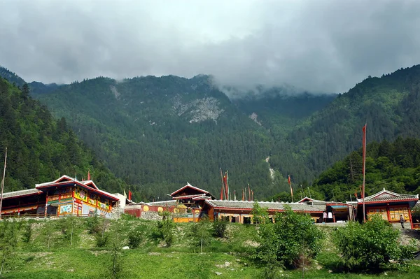 四川省 中国の九里谷 九里谷 チベット語で村のスタイルの家 九寨溝は 中国の滝 チベットの遺産で有名な人気の観光地です — ストック写真